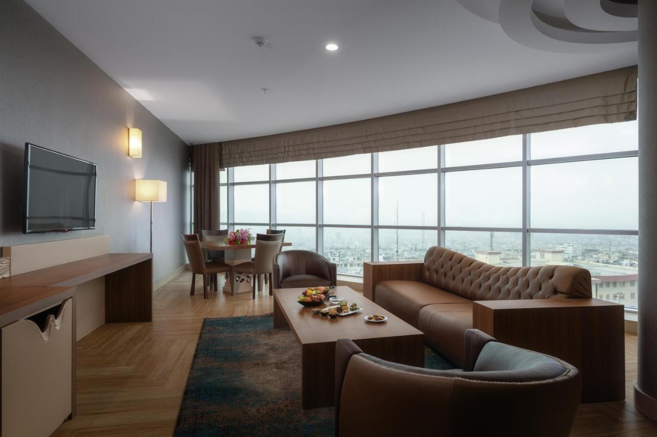 Titanic Hotel & Spa Sulaymaniyah Dış mekan fotoğraf A living room in a suite at the hotel