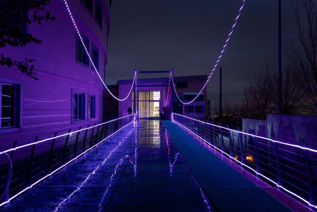 Titanic Hotel & Spa Sulaymaniyah Dış mekan fotoğraf The Skyway at night
