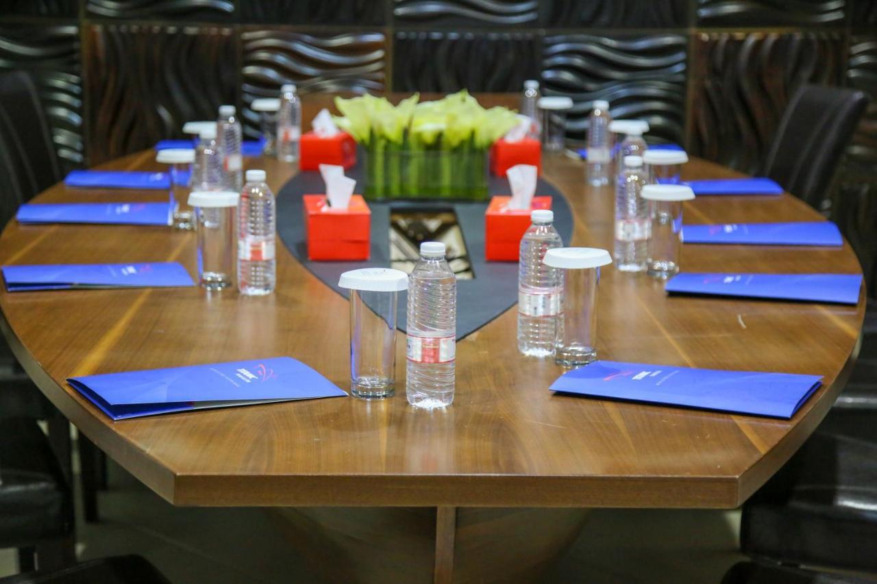 Titanic Hotel & Spa Sulaymaniyah Dış mekan fotoğraf The table at the Pentagon used by the Secretary of Defense