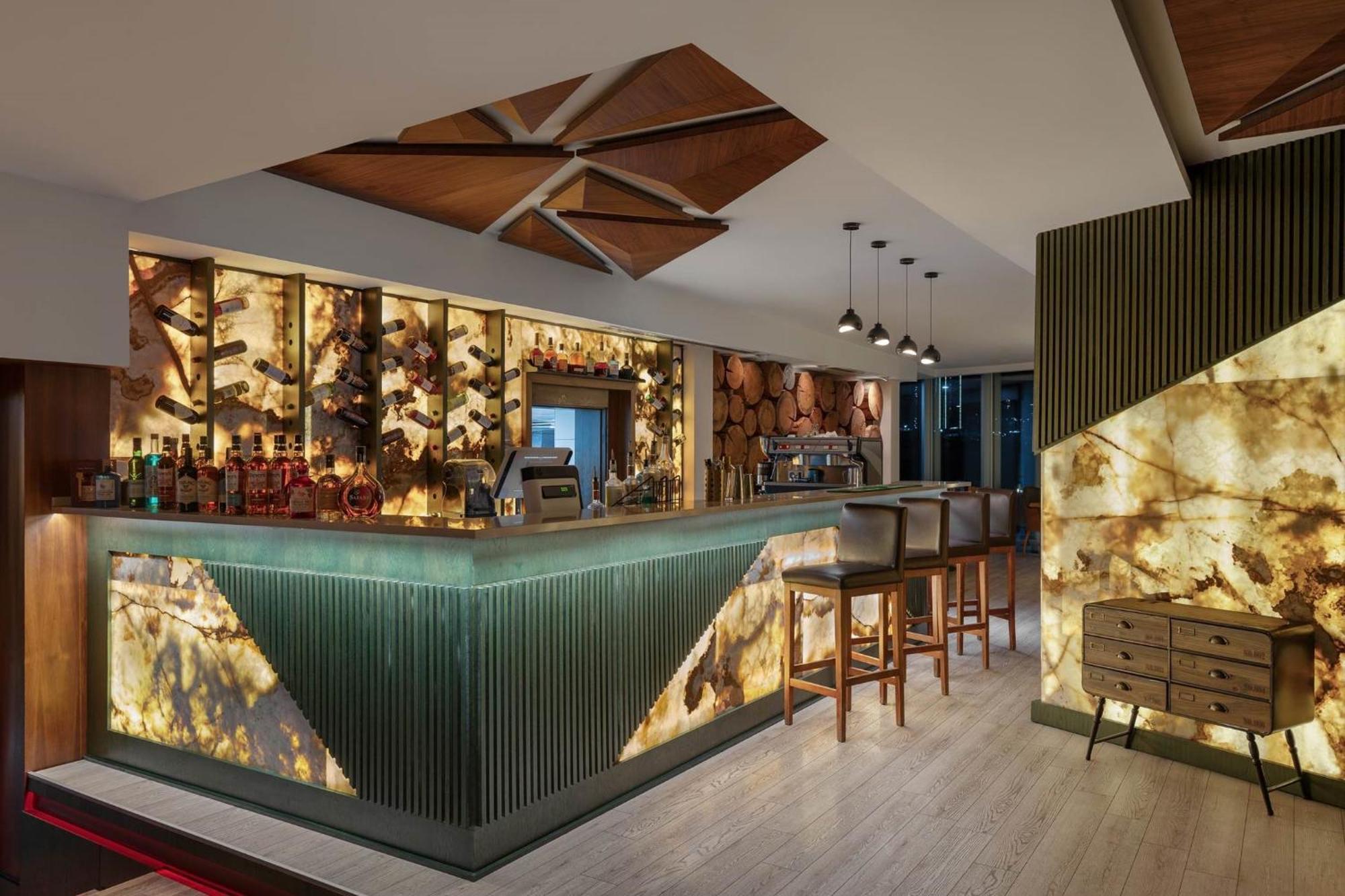 Titanic Hotel & Spa Sulaymaniyah Dış mekan fotoğraf The bar at the 101 bar