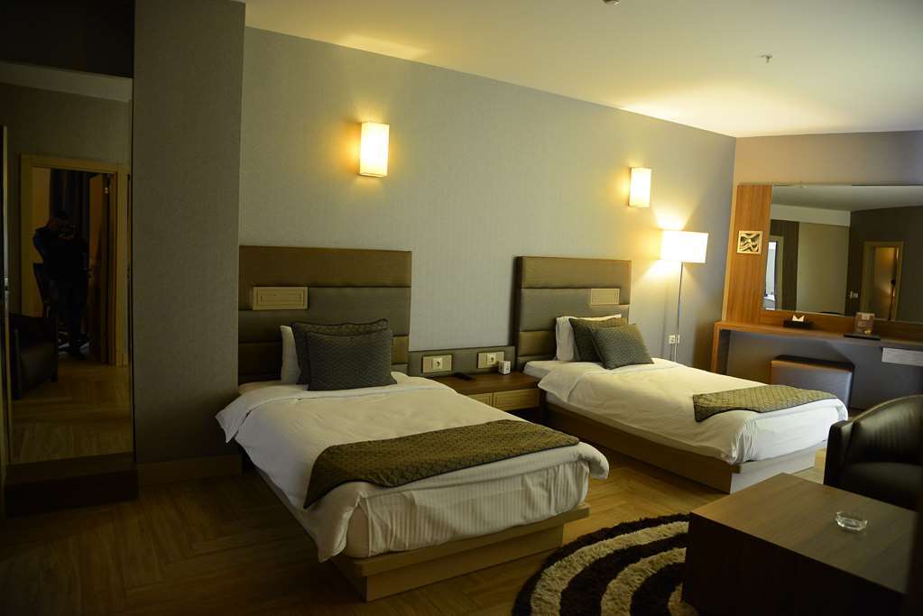 Titanic Hotel & Spa Sulaymaniyah Oda fotoğraf A room at the hotel