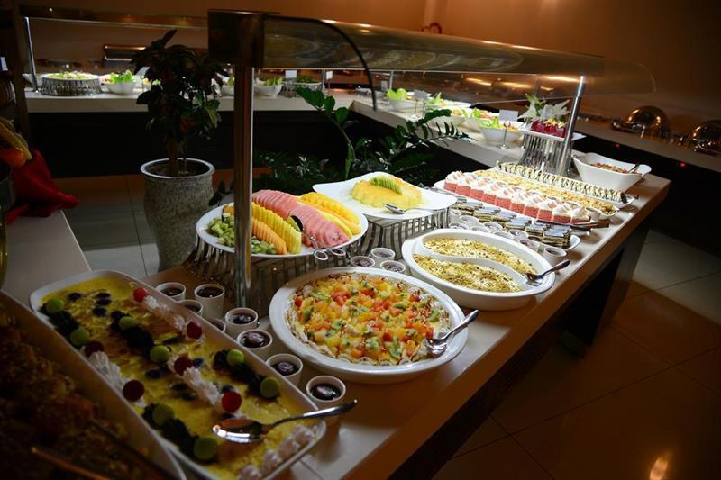 Titanic Hotel & Spa Sulaymaniyah Dış mekan fotoğraf A salad bar